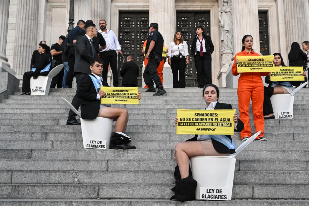 Procesaron a 12 militantes de Greenpeace por protestar contra la Ley de Glaciares