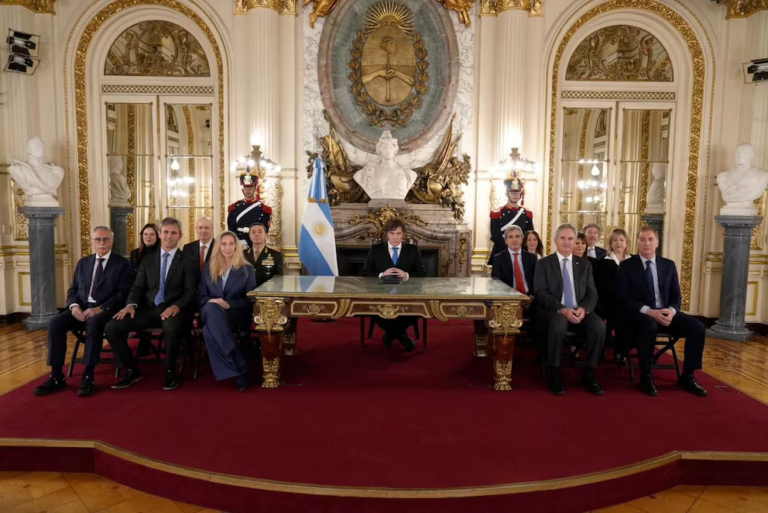 Milei anunció una base naval en Tierra del Fuego y sanciones a petroleras en Malvinas