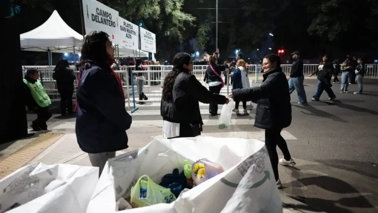 Lali juntó 2 toneladas de alimentos con su show en River