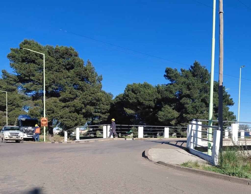 El municipio con la gente: se colocaron barandas en los puentes de Pampa Central