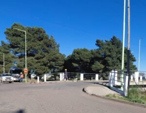 El municipio con la gente: se colocaron barandas en los puentes de Pampa Central