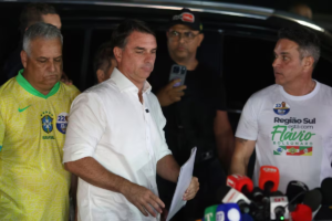 Prohíben salir de Brasil a Flavio Bolsonaro