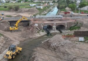Comenzó la demolición del Puente Don Bosco para ampliar la capacidad del Canal Maldonado