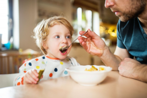 Alimentación infantil en Argentina: alertan por déficit de nutrientes y exceso en proteínas