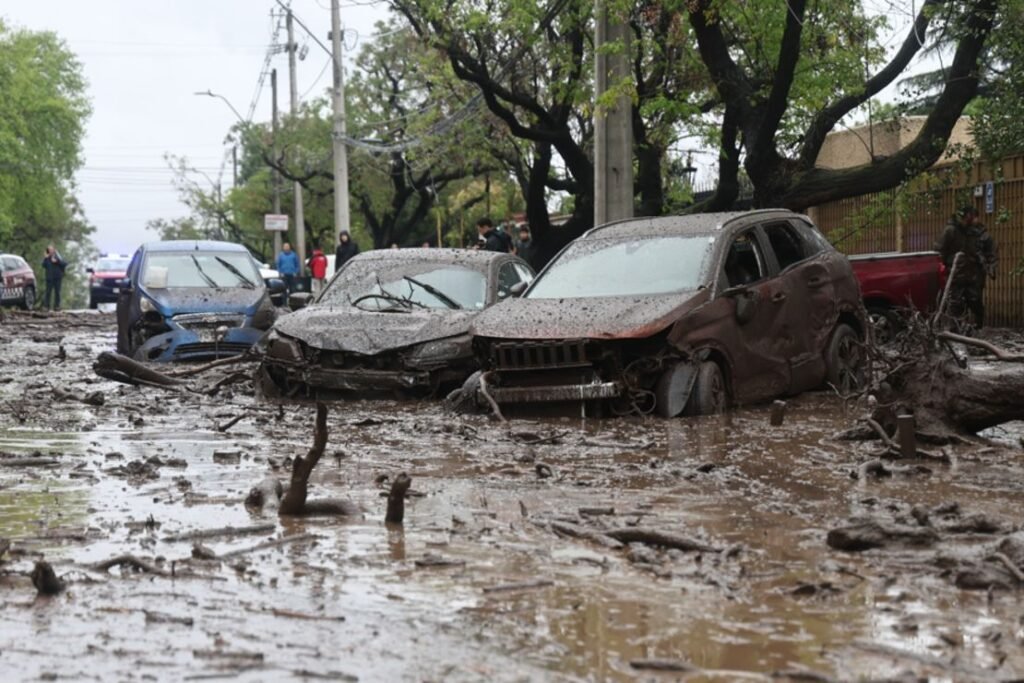 Chile declaró estado de emergencia por el devastador aluvión en Santiago
