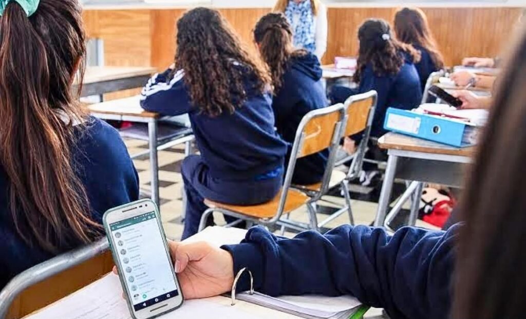 La Rioja regulará el uso de celulares en las escuelas