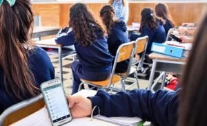 La Rioja regulará el uso de celulares en las escuelas