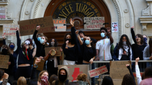 Continúa la lucha estudiantil en Francia: un joven perdió una mano durante una protesta