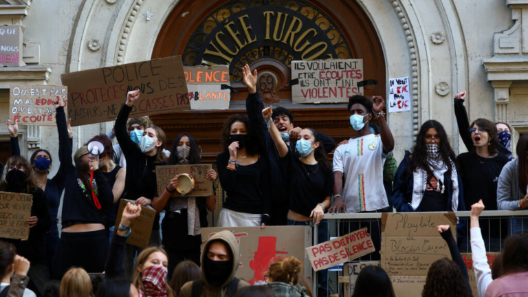 Continúa la lucha estudiantil en Francia: un joven perdió una mano durante una protesta