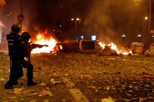 Más de 100 detenidos tras las protestas en Barcelona: la mayoría son menores de edad