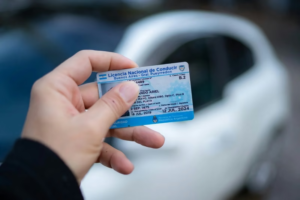 Aprobar el examen de conducir con caja automática no servirá para manejar autos manuales