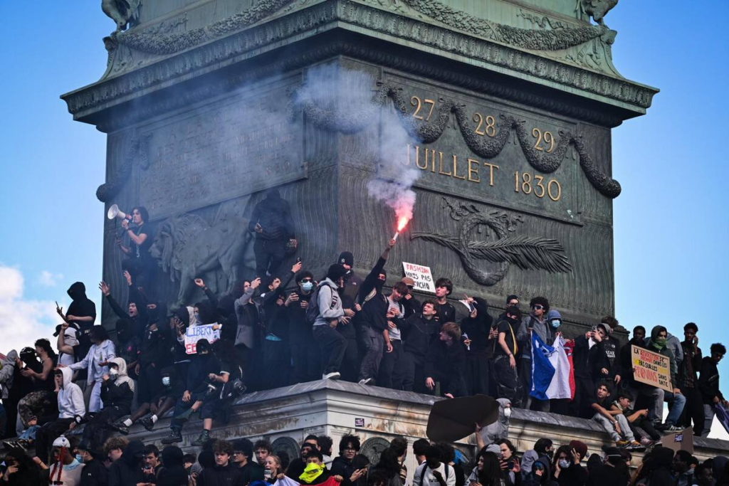 Francia a un paso de censurar las convocatorias a protestas en redes sociales