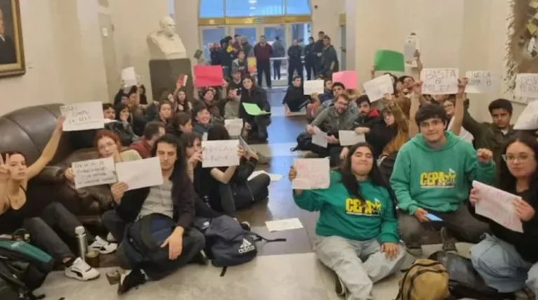Desalojaron a los estudiantes que protestaban por la Ley de Financiamiento Universitario